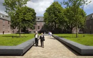 Via de openbare binnenplaats bereikt men vanaf Amstel de entree. Foto Luuk Kramer.