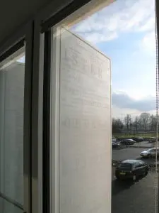 Luik met aan binnenzijde fragmenten uit archiefstukken . Foto Jacqueline Knudsen