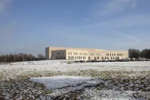 De geknikte vleugels volgen de lijnen in het landschap. Foto Joeri van Beek 