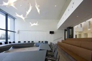 Raadzaal met glazen schuifwand naar atrium. Foto Arjen Schmitz.