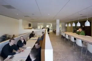 Restaurant met links schuifdeur naar raadzaal. Foto Arjen Schmitz.