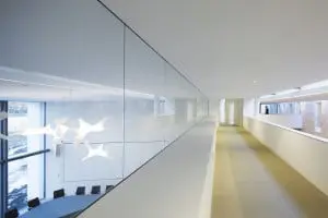 Zicht op de raadzaal vanaf de verdieping. Foto Arjen Schmitz.