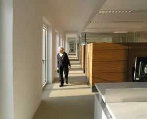 Variëteit aan werkplekken met gradaties in openheid, vrije doorloop langs gevel. Foto Jacqueline Knudsen