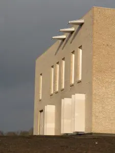 Plattegronden begane grond, eerste en tweede verdieping. 1 centrale hal. 2 publieksbalie en spreekkamers. 3 raadzaal. 4 trouwzaal. 5 politieke huiskamer. 6 restaurant. 7 vergaderzaal. 8 politiepost. 9 kantoortuin/flexplek. 10 logistiek centrum. 11 Burgemeester & Wethouders. 12 techniek
