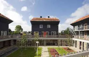 Zicht op zuidzijde. In de vleugel links zes appartementen voor zelfstandige senioren. De royale overstekken versterken de geborgenheid van de hofvorm.