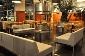 4 Voormalige machinekamer is getransformeerd tot horecagelegenheid, waarbij het industriële karakter is behouden