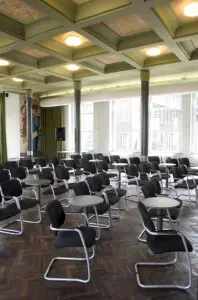 8 De oude lerarenkamer op de eerste verdieping met wand- en plafondschilderingen van Jaap Gidding