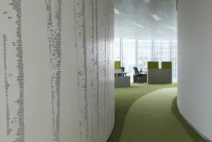 8 De vergaderzalen hebben akoestische beplating aan de buitenzijde, voorzien van een geabstraheerd berkenpatroon