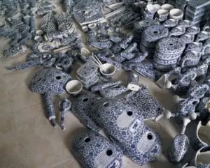 9 Kunstgalerie met de kunstcollectie van de Rabobank, links de enorme vitrinekast voor het werk van de kunstenaar Ni Haifeng