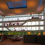 Het atrium als grote woonkamer en informele ontmoetingsplek