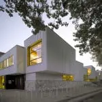 De geprofileerde gevelplaten met wisselende afmetingen zorgen voor een bijzondere lichtval