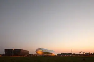 Het Space Business Park in Noordwijk met in het midden Decos en links het kantoor van AEOS, een ontwerp van JHK architecten.