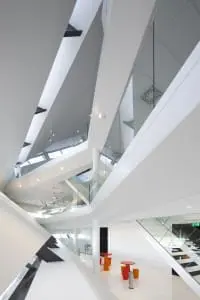 Het  interieur met lange zichtlijnen over drie verdiepingen