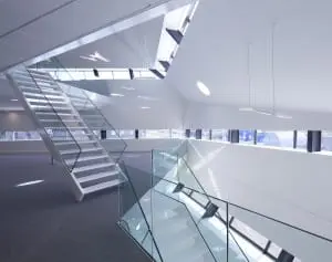 Trappen aan de rand van de vides. De ronde lichtvlek iets boven het midden zal op 21 juni  zich verplaatst hebben naar een sokkel met een meteoriet erop