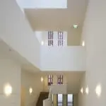 De vide biedt overzicht over het hele pand en brengt daglicht