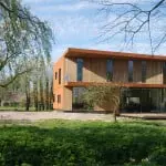 De zuidgevel met veel glas en hout