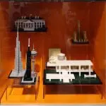 Op de voorgrond v.l.n.r.: Burj Khalifa, Willis Tower, Space Needle, Farnsworth House, daarachter het Guggenheim Museum, daarboven het Rockefeller Center en linksboven het Witte Huis