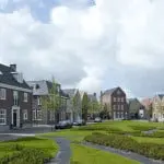 De centraal gelegen en grootse brink met een hogere blikvanger in de as
