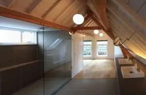 Badkamer en daarachter een slaapkamer op de verdieping in het karnhuis