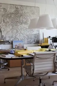 De werkplek van Sjoerd Soeters met twee kleine tekentafels. Op de wand een grote inspiratiebron : de Nolli kaart van het antieke Rome