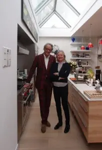 Sjoerd Soeters en zijn vrouw Merle onder de lichtstraat in het midden van de woning. Foto Jacqueline Knudsen.