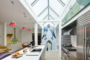 Onder beide uiteinden van de lichtstraat is een kunstwerk van Kees Makkink geplaatst. Boven het keukenblok hangen Campari Lights van Ingo Maurer