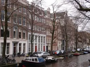 Appartementencomplex de Kissing Whales (midden) voegt zich goed in de gevelwand aan de Bloemgracht in de Jordaan. Foto Jacqueline Knudsen