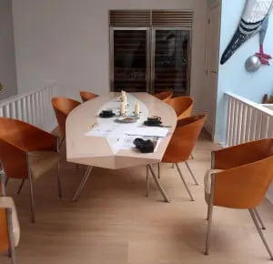 De eettafel ontwierp Sjoerd Soeters bij de stoelen van Philippe Starck