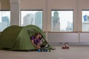 Al liedjes tokkelend op de gitaar bij TV-kampvuur het ochtendgloren tegemoet.