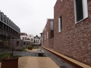 Victas Centrum voor Verslavingszorg van JDdV architecten, winnaar Rietveldprijs 2013; overgangsgebied aan de achterzijde, tussen buurwoningen en  Victas.