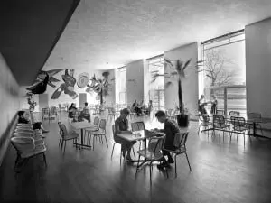 Restaurant Stedelijk Museum Amsterdam met stoelen Gebr. Jonkers 550 en 568, eind jaren vijftig
