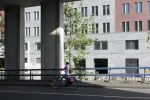 De Schedeldoekhaven met het Prins Bernhardviaduct blijft ook met de nieuwe torens een naargeestig gebied. Foto: Christian van der Kooy