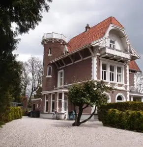 Het grote huis, Villa Liliane, met links de nieuwbouw.  Foto: Jacqueline Knudsen