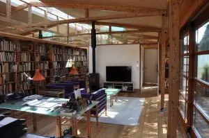 Atelier met zithoek en zonlicht van twee kanten.  Foto: Jacqueline Knudsen