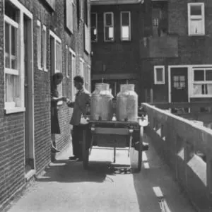 In menig boek over Nederlandse architectuur staat een foto van een leverancier op de bovenstraat in het Justus van Effencomplex.