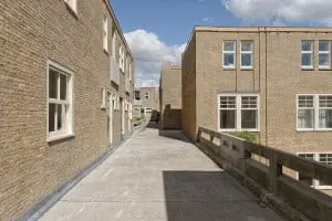 De bovenstraat in 2012 met entrees bovenwoningen.  Foto: Bas Kooij