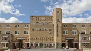 Het fraai gedetailleerde en gerestaureerde badhuis, wachtend op een nieuwe bestemming. Foto: Bas Kooij