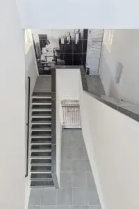 De zeven in 1988 gerenoveerde trappenhuizen zijn volledig gesloopt en vervangen door een eigentijdse invulling.  Foto: Bas Kooij