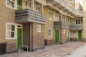 Een zone langs de huizen onder de galerij werkt als privé buitenruimte. Foto: Bas Kooij