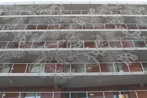 Het gaashekwerk van 60x18 meter voor de galerijen.  Foto: Peter Visser