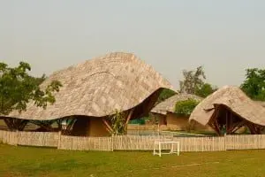 Als een veld vol lome schildpadden, zo ogen de schoolpaviljoens met overhangende glooiende daken tegen het vocht en de hitte.