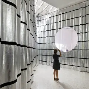 De beweging van het doek langs rails zorgt voor een continue wijzigende verdeling van het vierkante paviljoen in grote en kleine, ronde en hoekige ruimtes. Foto: Rob ’t Hart.