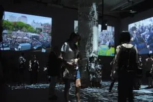 De overweldigende installatie van Norman Foster bepleit de noodzaak van een architectuur die mensen verbindt in plaats van verdeelt.