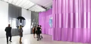 In het witte Nederlandse paviljoen creëert Petra Blaisse met 300m2 textiel verschillende sferen, zacht en roze, hard en metallic en transparant voile. Foto: Rob ’t Hart.