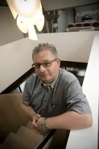 Gay Jongen: ‘Met klanten zoek ik hier naar de ingrediënten van de door hen gewenste sfeer.’ Foto: Koos Groenewold