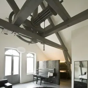 Gay Jongen: ‘In alle ruimtes accentueren we op z’n minst één authentiek element zoals balken of een spant. Ik vind dat alle woongedeelten überhaupt een bepaalde gimmick moeten hebben.’ Foto: Koos Groenewold