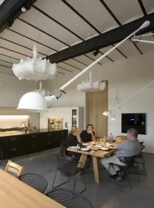 Boven bevindt zich nog een keuken annex woongedeelte waardoor een familielid zich altijd kan terugtrekken en geen bezoekers hoeft tegen te komen. Foto: Koos Groenewold