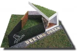 Eco-bijenpaleis BEEing Green heeft een omhoogstekende dakpunt die schaduw biedt en de uitvliegroute aangeeft. Glas geeft voorbijgangers zicht op de bijenkasten en het hekwerk maakt dat de bijen hoog uitvliegen. De groenwand is beplant met inheemse drachtplanten om de bijen in actie te zien.