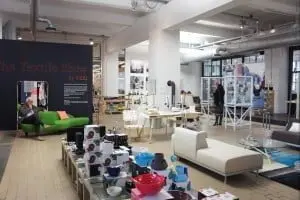 Interieur van Yksi Winkel op Strijp-S met rechts Yksi Expo en links Yksi Podium.