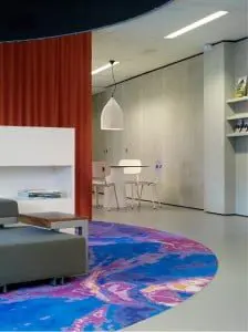 Voor de centrale ruimten van het kantoor van Rabo Vastgoed / Bouwfonds in Eindhoven ontwikkelde Yksi Ontwerp onder meer tapijten met een geabstraheerde foto van een afdelingsactiviteit, zoals stadsplattegrond, schets, dak, gevel, betonijzer en mensen. Foto: Hans Morren